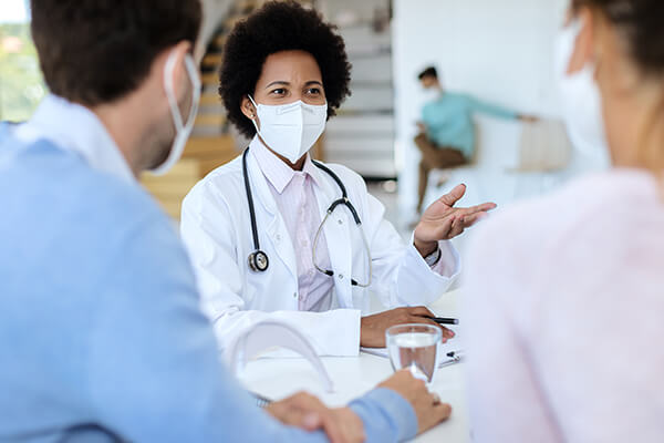 Black women physician-wearing mask